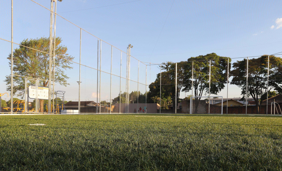 O governador Carlos Massa Ratinho Junior esteve neste sábado em Marumbi, no Vale do Ivaí, para inaugurar a unidade do programa Meu Campinho, espaço de esporte e lazer implantado pelo Governo do Estado no município. Presentes: prefeito de Marumbi, Adhemar Francisco Rejani; secretários: de Saúde, Beto Preto; de Desenvolvimento Urbano, João Calos Ortega; Primeira Dama do Estado, Luciana Saito Massa; apresentador Carlos Massa (ratinho); entre outros.Marumbi, 12-10-19.Foto: Arnaldo Alves / AEN.