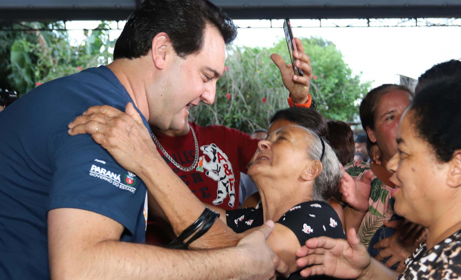 O governador Carlos Massa Ratinho Junior esteve neste sábado em Marumbi, no Vale do Ivaí, para inaugurar a unidade do programa Meu Campinho, espaço de esporte e lazer implantado pelo Governo do Estado no município. Presentes: prefeito de Marumbi, Adhemar Francisco Rejani; secretários: de Saúde, Beto Preto; de Desenvolvimento Urbano, João Calos Ortega; Primeira Dama do Estado, Luciana Saito Massa; apresentador Carlos Massa (ratinho); entre outros.Marumbi, 12-10-19.Foto: Arnaldo Alves / AEN.