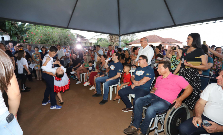 O governador Carlos Massa Ratinho Junior esteve neste sábado em Marumbi, no Vale do Ivaí, para inaugurar a unidade do programa Meu Campinho, espaço de esporte e lazer implantado pelo Governo do Estado no município. Presentes: prefeito de Marumbi, Adhemar Francisco Rejani; secretários: de Saúde, Beto Preto; de Desenvolvimento Urbano, João Calos Ortega; Primeira Dama do Estado, Luciana Saito Massa; apresentador Carlos Massa (ratinho); entre outros.Marumbi, 12-10-19.Foto: Arnaldo Alves / AEN.
