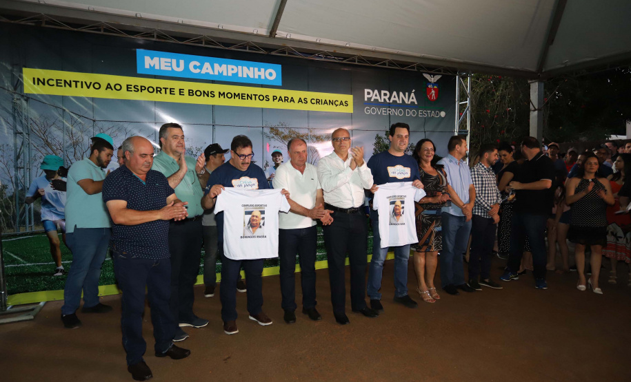 O governador Carlos Massa Ratinho Junior esteve neste sábado em Marumbi, no Vale do Ivaí, para inaugurar a unidade do programa Meu Campinho, espaço de esporte e lazer implantado pelo Governo do Estado no município. Presentes: prefeito de Marumbi, Adhemar Francisco Rejani; secretários: de Saúde, Beto Preto; de Desenvolvimento Urbano, João Calos Ortega; Primeira Dama do Estado, Luciana Saito Massa; apresentador Carlos Massa (ratinho); entre outros.Marumbi, 12-10-19.Foto: Arnaldo Alves / AEN.