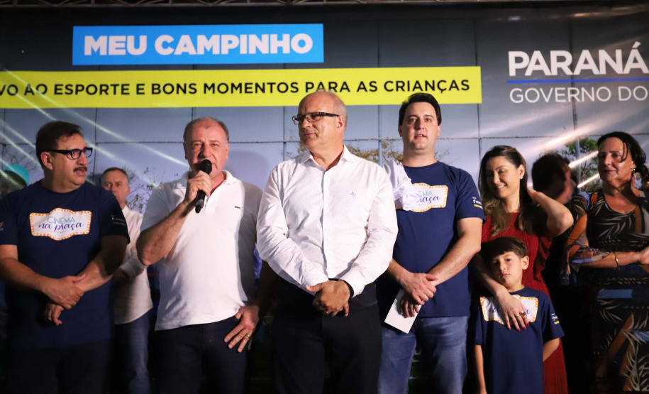 O governador Carlos Massa Ratinho Junior esteve neste sábado em Marumbi, no Vale do Ivaí, para inaugurar a unidade do programa Meu Campinho, espaço de esporte e lazer implantado pelo Governo do Estado no município. Presentes: prefeito de Marumbi, Adhemar Francisco Rejani; secretários: de Saúde, Beto Preto; de Desenvolvimento Urbano, João Calos Ortega; Primeira Dama do Estado, Luciana Saito Massa; apresentador Carlos Massa (ratinho); entre outros.Marumbi, 12-10-19.Foto: Arnaldo Alves / AEN.