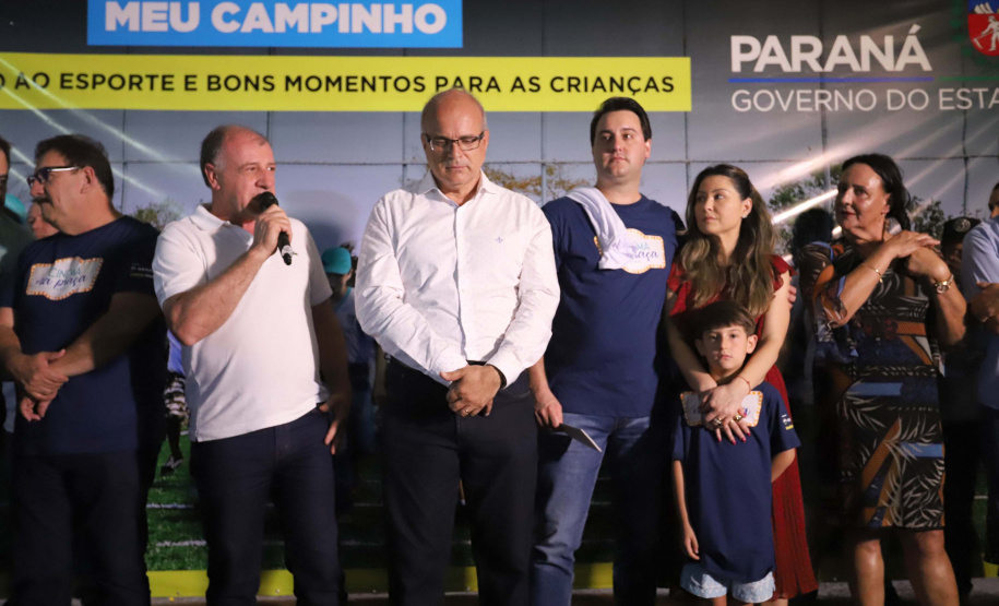 O governador Carlos Massa Ratinho Junior esteve neste sábado em Marumbi, no Vale do Ivaí, para inaugurar a unidade do programa Meu Campinho, espaço de esporte e lazer implantado pelo Governo do Estado no município. Presentes: prefeito de Marumbi, Adhemar Francisco Rejani; secretários: de Saúde, Beto Preto; de Desenvolvimento Urbano, João Calos Ortega; Primeira Dama do Estado, Luciana Saito Massa; apresentador Carlos Massa (ratinho); entre outros.Marumbi, 12-10-19.Foto: Arnaldo Alves / AEN.