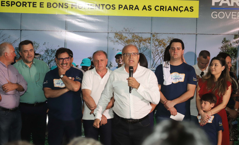 O governador Carlos Massa Ratinho Junior esteve neste sábado em Marumbi, no Vale do Ivaí, para inaugurar a unidade do programa Meu Campinho, espaço de esporte e lazer implantado pelo Governo do Estado no município. Presentes: prefeito de Marumbi, Adhemar Francisco Rejani; secretários: de Saúde, Beto Preto; de Desenvolvimento Urbano, João Calos Ortega; Primeira Dama do Estado, Luciana Saito Massa; apresentador Carlos Massa (ratinho); entre outros.Marumbi, 12-10-19.Foto: Arnaldo Alves / AEN.