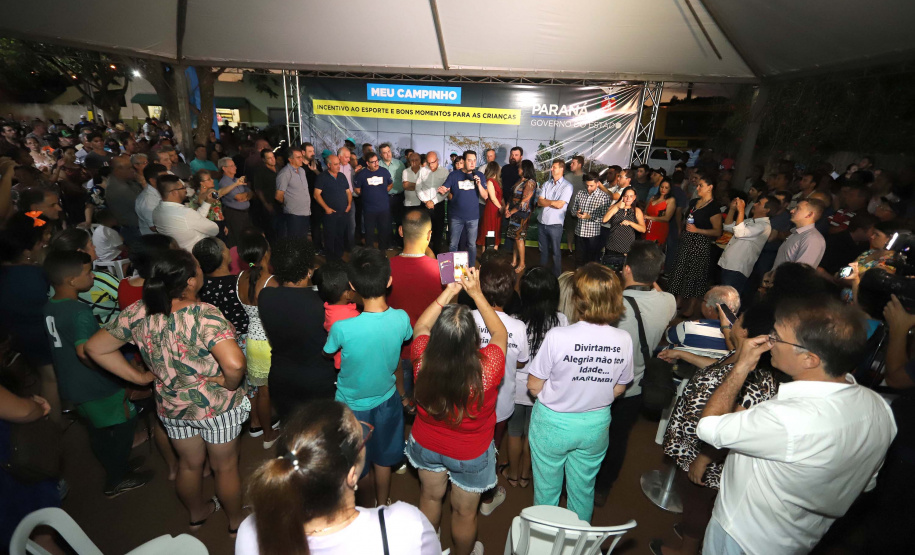 O governador Carlos Massa Ratinho Junior esteve neste sábado em Marumbi, no Vale do Ivaí, para inaugurar a unidade do programa Meu Campinho, espaço de esporte e lazer implantado pelo Governo do Estado no município. Presentes: prefeito de Marumbi, Adhemar Francisco Rejani; secretários: de Saúde, Beto Preto; de Desenvolvimento Urbano, João Calos Ortega; Primeira Dama do Estado, Luciana Saito Massa; apresentador Carlos Massa (ratinho); entre outros.Marumbi, 12-10-19.Foto: Arnaldo Alves / AEN.