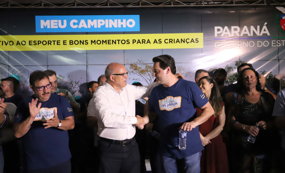 O governador Carlos Massa Ratinho Junior esteve neste sábado em Marumbi, no Vale do Ivaí, para inaugurar a unidade do programa Meu Campinho, espaço de esporte e lazer implantado pelo Governo do Estado no município. Presentes: prefeito de Marumbi, Adhemar Francisco Rejani; secretários: de Saúde, Beto Preto; de Desenvolvimento Urbano, João Calos Ortega; Primeira Dama do Estado, Luciana Saito Massa; apresentador Carlos Massa (ratinho); entre outros.Marumbi, 12-10-19.Foto: Arnaldo Alves / AEN.
