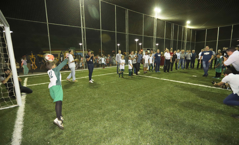 O governador Carlos Massa Ratinho Junior esteve neste sábado em Marumbi, no Vale do Ivaí, para inaugurar a unidade do programa Meu Campinho, espaço de esporte e lazer implantado pelo Governo do Estado no município. Presentes: prefeito de Marumbi, Adhemar Francisco Rejani; secretários: de Saúde, Beto Preto; de Desenvolvimento Urbano, João Calos Ortega; Primeira Dama do Estado, Luciana Saito Massa; apresentador Carlos Massa (ratinho); entre outros.Marumbi, 12-10-19.Foto: Arnaldo Alves / AEN.