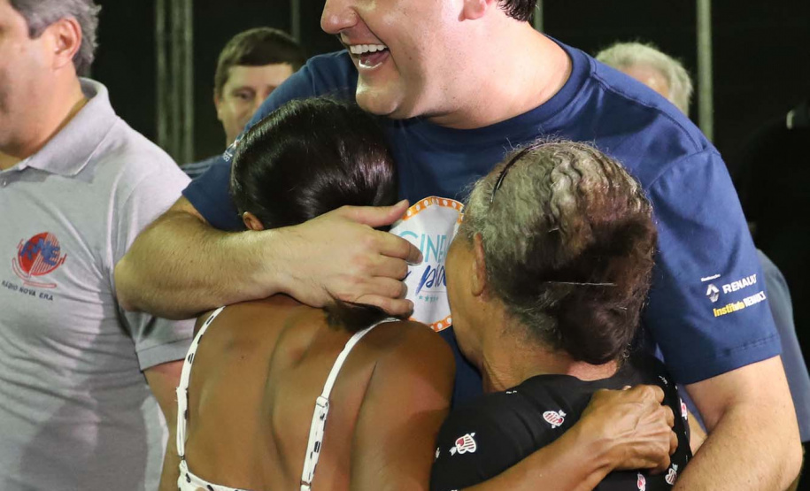 O governador Carlos Massa Ratinho Junior esteve neste sábado em Marumbi, no Vale do Ivaí, para inaugurar a unidade do programa Meu Campinho, espaço de esporte e lazer implantado pelo Governo do Estado no município. Presentes: prefeito de Marumbi, Adhemar Francisco Rejani; secretários: de Saúde, Beto Preto; de Desenvolvimento Urbano, João Calos Ortega; Primeira Dama do Estado, Luciana Saito Massa; apresentador Carlos Massa (ratinho); entre outros.Marumbi, 12-10-19.Foto: Arnaldo Alves / AEN.