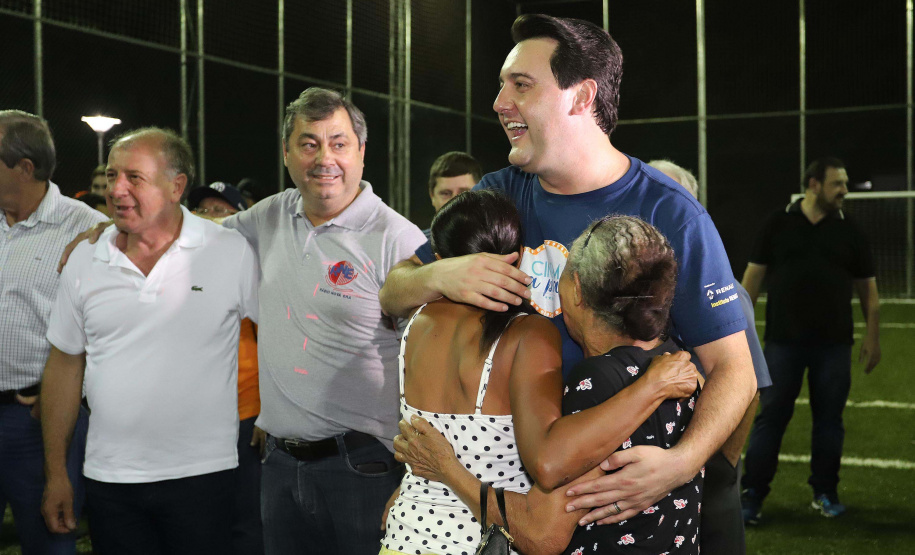 O governador Carlos Massa Ratinho Junior esteve neste sábado em Marumbi, no Vale do Ivaí, para inaugurar a unidade do programa Meu Campinho, espaço de esporte e lazer implantado pelo Governo do Estado no município. Presentes: prefeito de Marumbi, Adhemar Francisco Rejani; secretários: de Saúde, Beto Preto; de Desenvolvimento Urbano, João Calos Ortega; Primeira Dama do Estado, Luciana Saito Massa; apresentador Carlos Massa (ratinho); entre outros.Marumbi, 12-10-19.Foto: Arnaldo Alves / AEN.