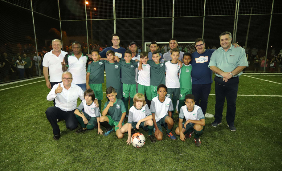 O governador Carlos Massa Ratinho Junior esteve neste sábado em Marumbi, no Vale do Ivaí, para inaugurar a unidade do programa Meu Campinho, espaço de esporte e lazer implantado pelo Governo do Estado no município. Presentes: prefeito de Marumbi, Adhemar Francisco Rejani; secretários: de Saúde, Beto Preto; de Desenvolvimento Urbano, João Calos Ortega; Primeira Dama do Estado, Luciana Saito Massa; apresentador Carlos Massa (ratinho); entre outros.Marumbi, 12-10-19.Foto: Arnaldo Alves / AEN.