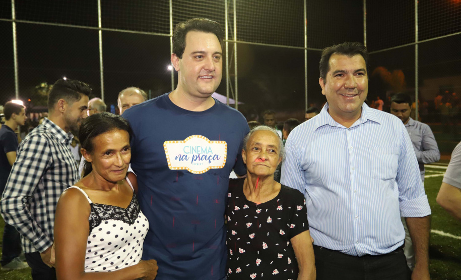 O governador Carlos Massa Ratinho Junior esteve neste sábado em Marumbi, no Vale do Ivaí, para inaugurar a unidade do programa Meu Campinho, espaço de esporte e lazer implantado pelo Governo do Estado no município. Presentes: prefeito de Marumbi, Adhemar Francisco Rejani; secretários: de Saúde, Beto Preto; de Desenvolvimento Urbano, João Calos Ortega; Primeira Dama do Estado, Luciana Saito Massa; apresentador Carlos Massa (ratinho); entre outros.Marumbi, 12-10-19.Foto: Arnaldo Alves / AEN.
