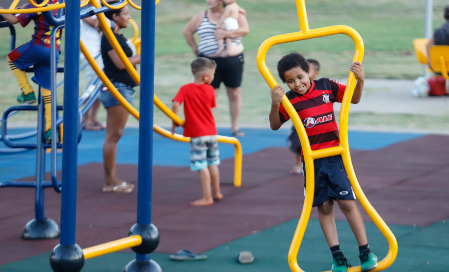 A cidade de Marumbi, no Vale do Ivaí, ganhou uma nova área para esporte e lazer. Neste sábado (12), Dia das Crianças, o governador Carlos Massa Ratinho Junior inaugurou uma unidade do programa Meu Campinho no município. O Governo do Estado investiu R$ 390 mil no espaço, que fica próximo ao conjunto habitacional Ademar Rejani. Além do Meu Campinho, Marumbi também foi a primeira cidade a receber o projeto Cinema na Praça, lançado nesta semana pelo governador.
