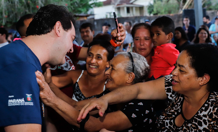 A cidade de Marumbi, no Vale do Ivaí, ganhou uma nova área para esporte e lazer. Neste sábado (12), Dia das Crianças, o governador Carlos Massa Ratinho Junior inaugurou uma unidade do programa Meu Campinho no município. O Governo do Estado investiu R$ 390 mil no espaço, que fica próximo ao conjunto habitacional Ademar Rejani. Além do Meu Campinho, Marumbi também foi a primeira cidade a receber o projeto Cinema na Praça, lançado nesta semana pelo governador.