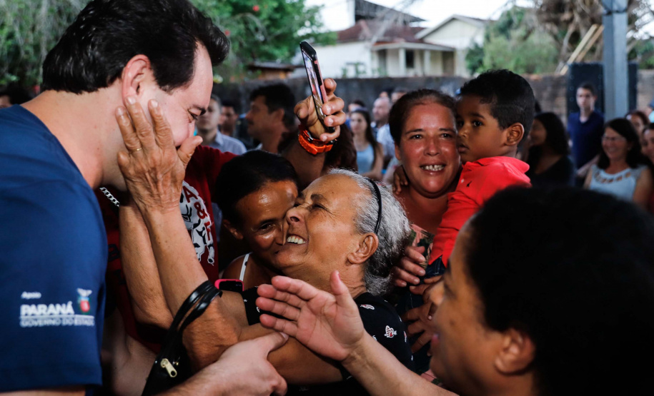 A cidade de Marumbi, no Vale do Ivaí, ganhou uma nova área para esporte e lazer. Neste sábado (12), Dia das Crianças, o governador Carlos Massa Ratinho Junior inaugurou uma unidade do programa Meu Campinho no município. O Governo do Estado investiu R$ 390 mil no espaço, que fica próximo ao conjunto habitacional Ademar Rejani. Além do Meu Campinho, Marumbi também foi a primeira cidade a receber o projeto Cinema na Praça, lançado nesta semana pelo governador.
