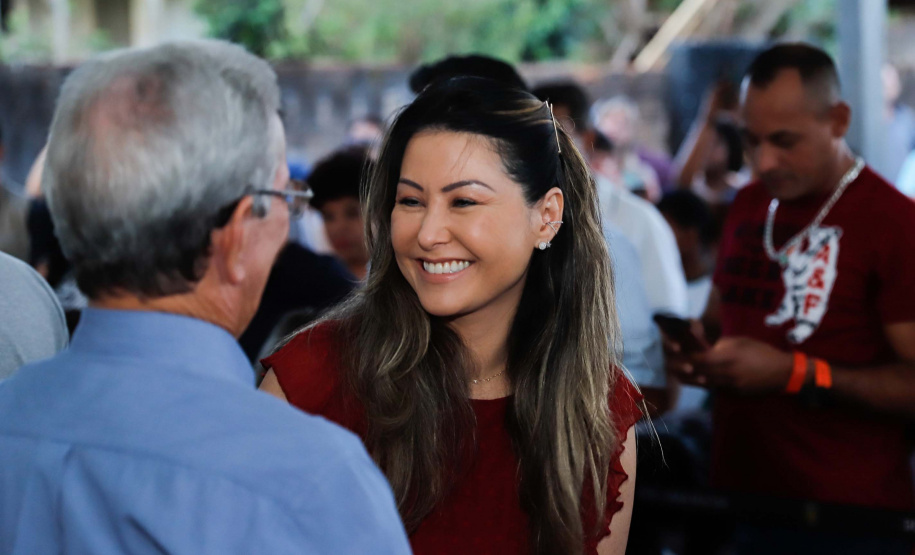 A cidade de Marumbi, no Vale do Ivaí, ganhou uma nova área para esporte e lazer. Neste sábado (12), Dia das Crianças, o governador Carlos Massa Ratinho Junior inaugurou uma unidade do programa Meu Campinho no município. O Governo do Estado investiu R$ 390 mil no espaço, que fica próximo ao conjunto habitacional Ademar Rejani. Além do Meu Campinho, Marumbi também foi a primeira cidade a receber o projeto Cinema na Praça, lançado nesta semana pelo governador.