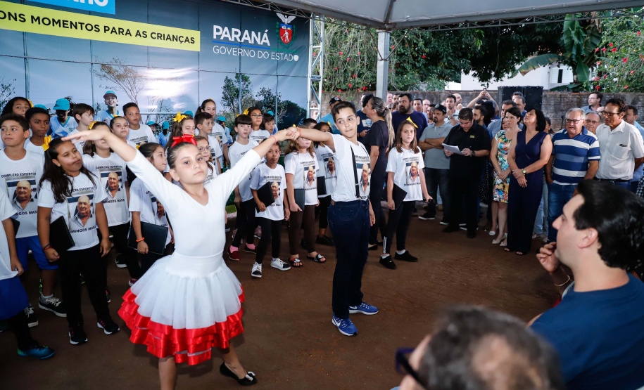 A cidade de Marumbi, no Vale do Ivaí, ganhou uma nova área para esporte e lazer. Neste sábado (12), Dia das Crianças, o governador Carlos Massa Ratinho Junior inaugurou uma unidade do programa Meu Campinho no município. O Governo do Estado investiu R$ 390 mil no espaço, que fica próximo ao conjunto habitacional Ademar Rejani. Além do Meu Campinho, Marumbi também foi a primeira cidade a receber o projeto Cinema na Praça, lançado nesta semana pelo governador.