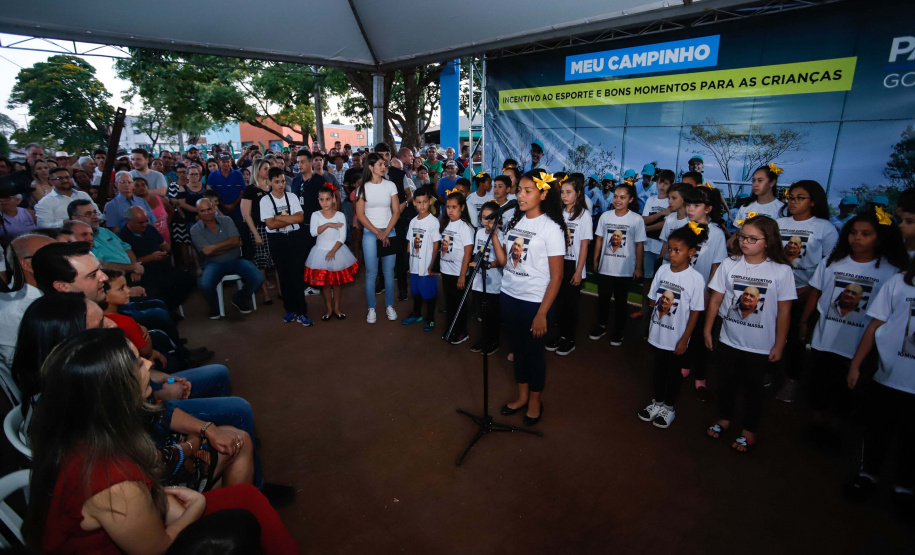 A cidade de Marumbi, no Vale do Ivaí, ganhou uma nova área para esporte e lazer. Neste sábado (12), Dia das Crianças, o governador Carlos Massa Ratinho Junior inaugurou uma unidade do programa Meu Campinho no município. O Governo do Estado investiu R$ 390 mil no espaço, que fica próximo ao conjunto habitacional Ademar Rejani. Além do Meu Campinho, Marumbi também foi a primeira cidade a receber o projeto Cinema na Praça, lançado nesta semana pelo governador.