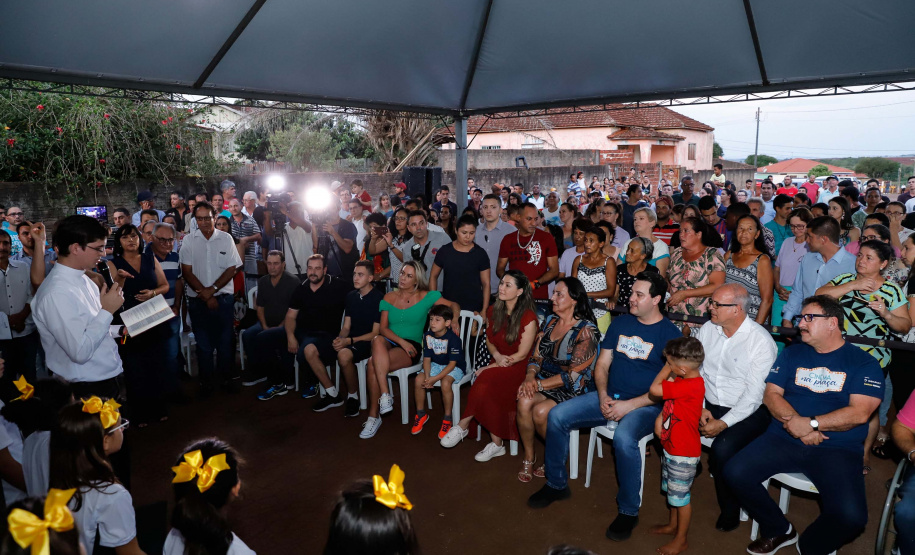 A cidade de Marumbi, no Vale do Ivaí, ganhou uma nova área para esporte e lazer. Neste sábado (12), Dia das Crianças, o governador Carlos Massa Ratinho Junior inaugurou uma unidade do programa Meu Campinho no município. O Governo do Estado investiu R$ 390 mil no espaço, que fica próximo ao conjunto habitacional Ademar Rejani. Além do Meu Campinho, Marumbi também foi a primeira cidade a receber o projeto Cinema na Praça, lançado nesta semana pelo governador.