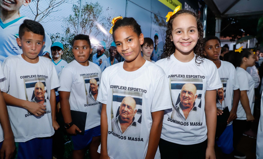 A cidade de Marumbi, no Vale do Ivaí, ganhou uma nova área para esporte e lazer. Neste sábado (12), Dia das Crianças, o governador Carlos Massa Ratinho Junior inaugurou uma unidade do programa Meu Campinho no município. O Governo do Estado investiu R$ 390 mil no espaço, que fica próximo ao conjunto habitacional Ademar Rejani. Além do Meu Campinho, Marumbi também foi a primeira cidade a receber o projeto Cinema na Praça, lançado nesta semana pelo governador.