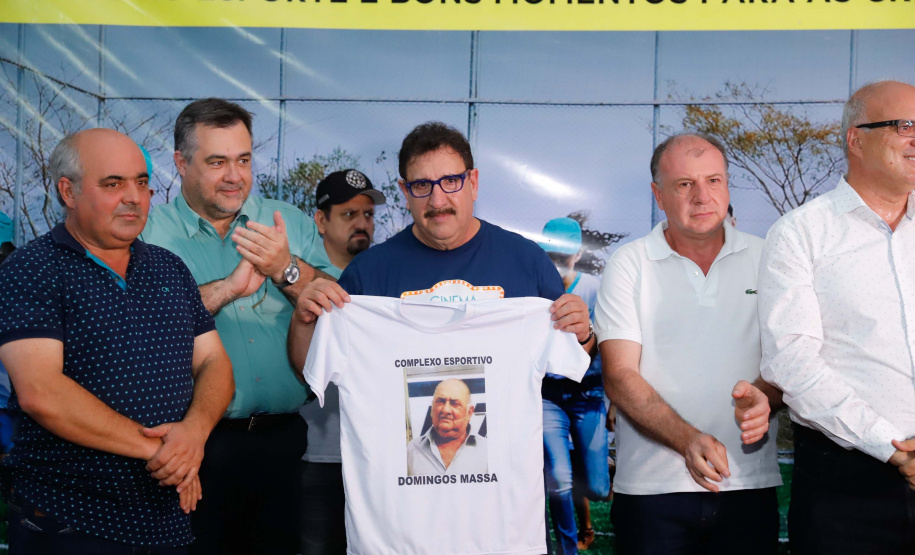 A cidade de Marumbi, no Vale do Ivaí, ganhou uma nova área para esporte e lazer. Neste sábado (12), Dia das Crianças, o governador Carlos Massa Ratinho Junior inaugurou uma unidade do programa Meu Campinho no município. O Governo do Estado investiu R$ 390 mil no espaço, que fica próximo ao conjunto habitacional Ademar Rejani. Além do Meu Campinho, Marumbi também foi a primeira cidade a receber o projeto Cinema na Praça, lançado nesta semana pelo governador.