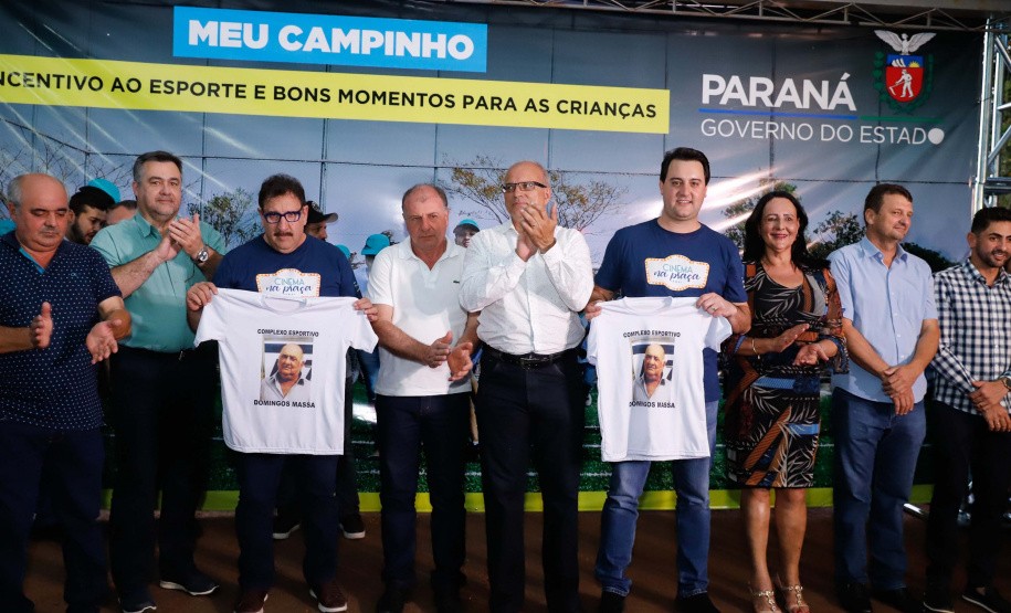 A cidade de Marumbi, no Vale do Ivaí, ganhou uma nova área para esporte e lazer. Neste sábado (12), Dia das Crianças, o governador Carlos Massa Ratinho Junior inaugurou uma unidade do programa Meu Campinho no município. O Governo do Estado investiu R$ 390 mil no espaço, que fica próximo ao conjunto habitacional Ademar Rejani. Além do Meu Campinho, Marumbi também foi a primeira cidade a receber o projeto Cinema na Praça, lançado nesta semana pelo governador.