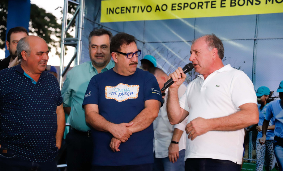 A cidade de Marumbi, no Vale do Ivaí, ganhou uma nova área para esporte e lazer. Neste sábado (12), Dia das Crianças, o governador Carlos Massa Ratinho Junior inaugurou uma unidade do programa Meu Campinho no município. O Governo do Estado investiu R$ 390 mil no espaço, que fica próximo ao conjunto habitacional Ademar Rejani. Além do Meu Campinho, Marumbi também foi a primeira cidade a receber o projeto Cinema na Praça, lançado nesta semana pelo governador.