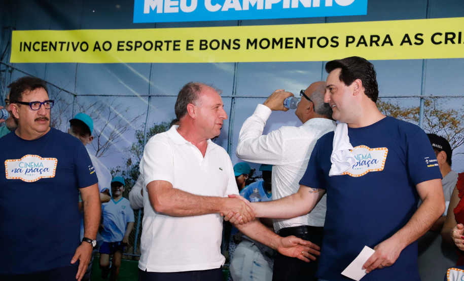 A cidade de Marumbi, no Vale do Ivaí, ganhou uma nova área para esporte e lazer. Neste sábado (12), Dia das Crianças, o governador Carlos Massa Ratinho Junior inaugurou uma unidade do programa Meu Campinho no município. O Governo do Estado investiu R$ 390 mil no espaço, que fica próximo ao conjunto habitacional Ademar Rejani. Além do Meu Campinho, Marumbi também foi a primeira cidade a receber o projeto Cinema na Praça, lançado nesta semana pelo governador.