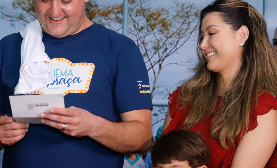 A cidade de Marumbi, no Vale do Ivaí, ganhou uma nova área para esporte e lazer. Neste sábado (12), Dia das Crianças, o governador Carlos Massa Ratinho Junior inaugurou uma unidade do programa Meu Campinho no município. O Governo do Estado investiu R$ 390 mil no espaço, que fica próximo ao conjunto habitacional Ademar Rejani. Além do Meu Campinho, Marumbi também foi a primeira cidade a receber o projeto Cinema na Praça, lançado nesta semana pelo governador.