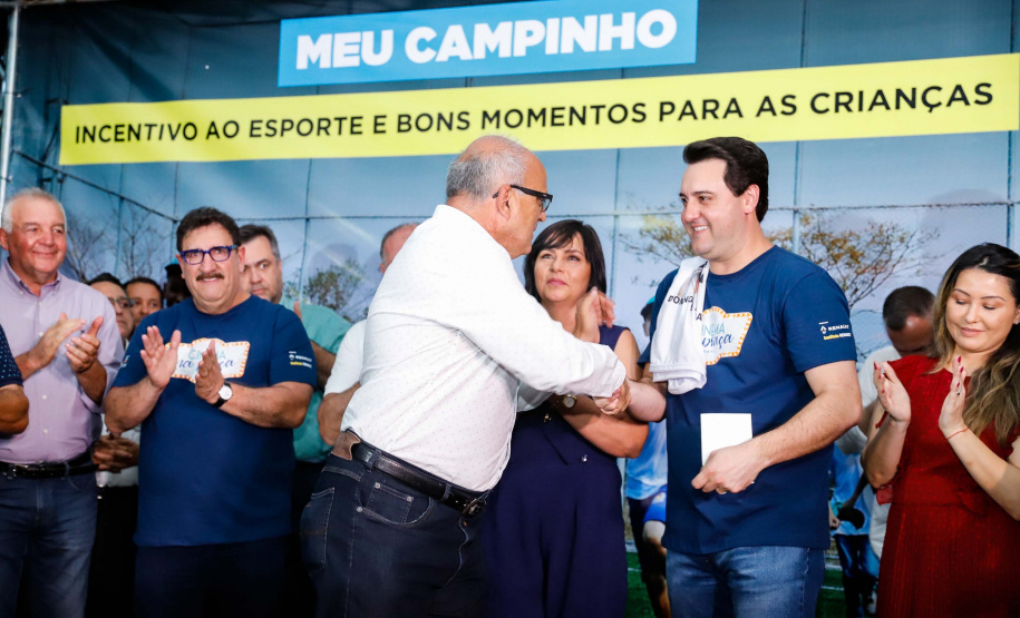 A cidade de Marumbi, no Vale do Ivaí, ganhou uma nova área para esporte e lazer. Neste sábado (12), Dia das Crianças, o governador Carlos Massa Ratinho Junior inaugurou uma unidade do programa Meu Campinho no município. O Governo do Estado investiu R$ 390 mil no espaço, que fica próximo ao conjunto habitacional Ademar Rejani. Além do Meu Campinho, Marumbi também foi a primeira cidade a receber o projeto Cinema na Praça, lançado nesta semana pelo governador.