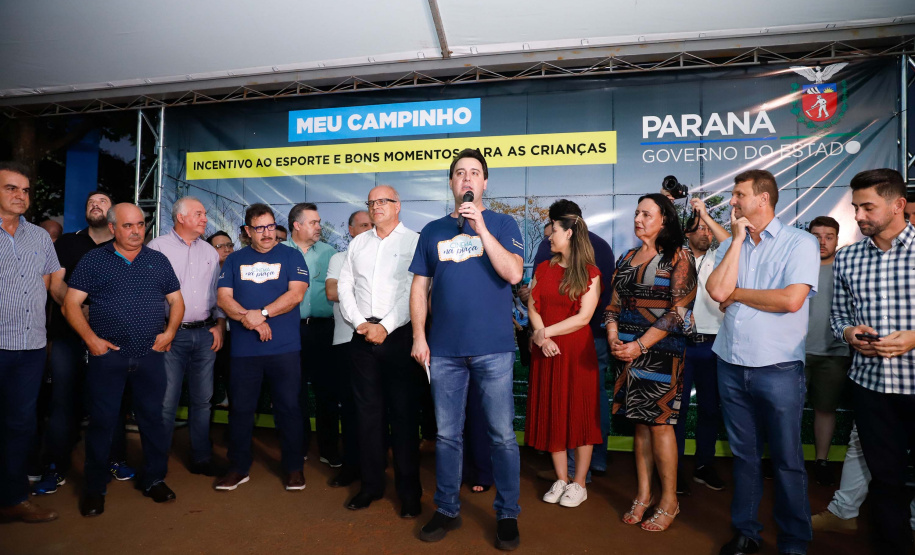 A cidade de Marumbi, no Vale do Ivaí, ganhou uma nova área para esporte e lazer. Neste sábado (12), Dia das Crianças, o governador Carlos Massa Ratinho Junior inaugurou uma unidade do programa Meu Campinho no município. O Governo do Estado investiu R$ 390 mil no espaço, que fica próximo ao conjunto habitacional Ademar Rejani. Além do Meu Campinho, Marumbi também foi a primeira cidade a receber o projeto Cinema na Praça, lançado nesta semana pelo governador.