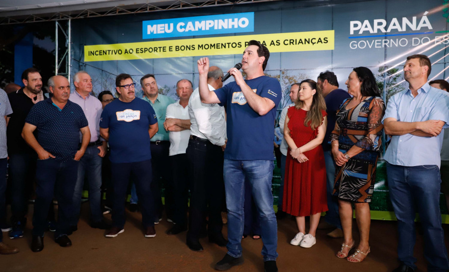 A cidade de Marumbi, no Vale do Ivaí, ganhou uma nova área para esporte e lazer. Neste sábado (12), Dia das Crianças, o governador Carlos Massa Ratinho Junior inaugurou uma unidade do programa Meu Campinho no município. O Governo do Estado investiu R$ 390 mil no espaço, que fica próximo ao conjunto habitacional Ademar Rejani. Além do Meu Campinho, Marumbi também foi a primeira cidade a receber o projeto Cinema na Praça, lançado nesta semana pelo governador.