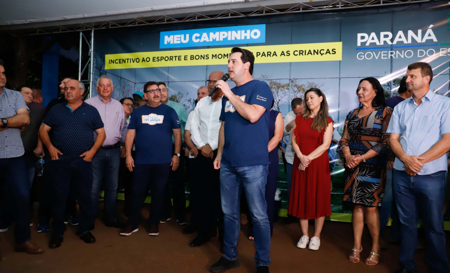 A cidade de Marumbi, no Vale do Ivaí, ganhou uma nova área para esporte e lazer. Neste sábado (12), Dia das Crianças, o governador Carlos Massa Ratinho Junior inaugurou uma unidade do programa Meu Campinho no município. O Governo do Estado investiu R$ 390 mil no espaço, que fica próximo ao conjunto habitacional Ademar Rejani. Além do Meu Campinho, Marumbi também foi a primeira cidade a receber o projeto Cinema na Praça, lançado nesta semana pelo governador.