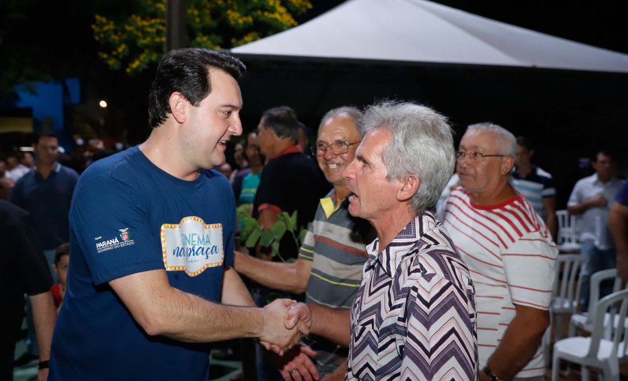 A cidade de Marumbi, no Vale do Ivaí, ganhou uma nova área para esporte e lazer. Neste sábado (12), Dia das Crianças, o governador Carlos Massa Ratinho Junior inaugurou uma unidade do programa Meu Campinho no município. O Governo do Estado investiu R$ 390 mil no espaço, que fica próximo ao conjunto habitacional Ademar Rejani. Além do Meu Campinho, Marumbi também foi a primeira cidade a receber o projeto Cinema na Praça, lançado nesta semana pelo governador.