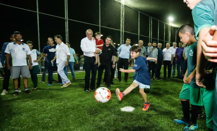 A cidade de Marumbi, no Vale do Ivaí, ganhou uma nova área para esporte e lazer. Neste sábado (12), Dia das Crianças, o governador Carlos Massa Ratinho Junior inaugurou uma unidade do programa Meu Campinho no município. O Governo do Estado investiu R$ 390 mil no espaço, que fica próximo ao conjunto habitacional Ademar Rejani. Além do Meu Campinho, Marumbi também foi a primeira cidade a receber o projeto Cinema na Praça, lançado nesta semana pelo governador.