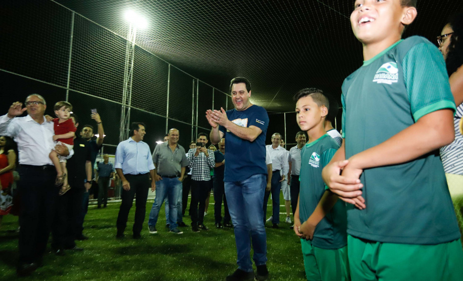 A cidade de Marumbi, no Vale do Ivaí, ganhou uma nova área para esporte e lazer. Neste sábado (12), Dia das Crianças, o governador Carlos Massa Ratinho Junior inaugurou uma unidade do programa Meu Campinho no município. O Governo do Estado investiu R$ 390 mil no espaço, que fica próximo ao conjunto habitacional Ademar Rejani. Além do Meu Campinho, Marumbi também foi a primeira cidade a receber o projeto Cinema na Praça, lançado nesta semana pelo governador.