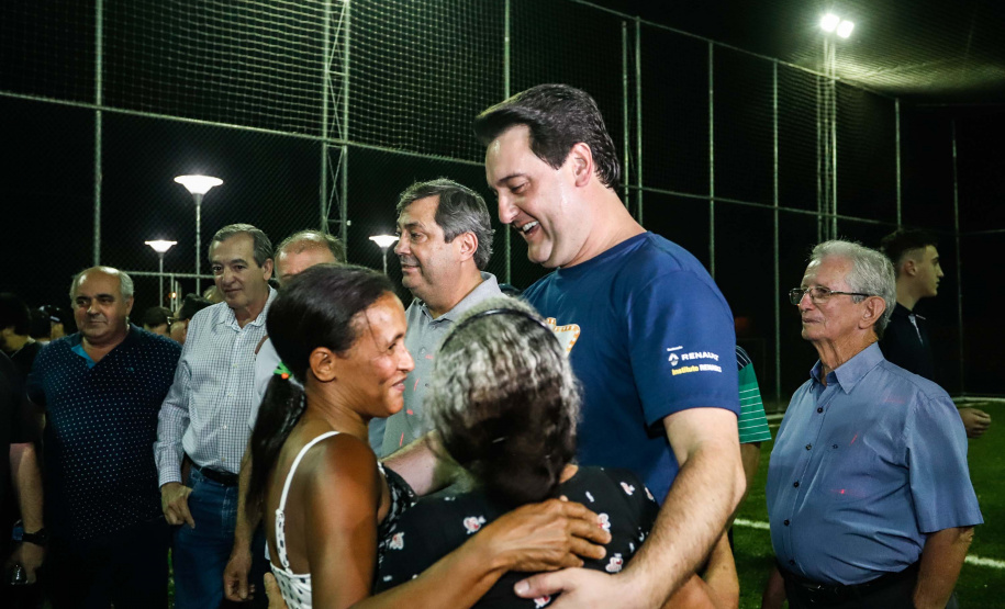 A cidade de Marumbi, no Vale do Ivaí, ganhou uma nova área para esporte e lazer. Neste sábado (12), Dia das Crianças, o governador Carlos Massa Ratinho Junior inaugurou uma unidade do programa Meu Campinho no município. O Governo do Estado investiu R$ 390 mil no espaço, que fica próximo ao conjunto habitacional Ademar Rejani. Além do Meu Campinho, Marumbi também foi a primeira cidade a receber o projeto Cinema na Praça, lançado nesta semana pelo governador.