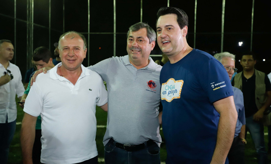 A cidade de Marumbi, no Vale do Ivaí, ganhou uma nova área para esporte e lazer. Neste sábado (12), Dia das Crianças, o governador Carlos Massa Ratinho Junior inaugurou uma unidade do programa Meu Campinho no município. O Governo do Estado investiu R$ 390 mil no espaço, que fica próximo ao conjunto habitacional Ademar Rejani. Além do Meu Campinho, Marumbi também foi a primeira cidade a receber o projeto Cinema na Praça, lançado nesta semana pelo governador.