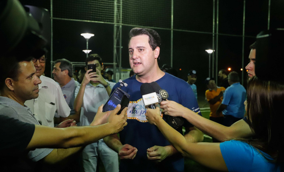 A cidade de Marumbi, no Vale do Ivaí, ganhou uma nova área para esporte e lazer. Neste sábado (12), Dia das Crianças, o governador Carlos Massa Ratinho Junior inaugurou uma unidade do programa Meu Campinho no município. O Governo do Estado investiu R$ 390 mil no espaço, que fica próximo ao conjunto habitacional Ademar Rejani. Além do Meu Campinho, Marumbi também foi a primeira cidade a receber o projeto Cinema na Praça, lançado nesta semana pelo governador.