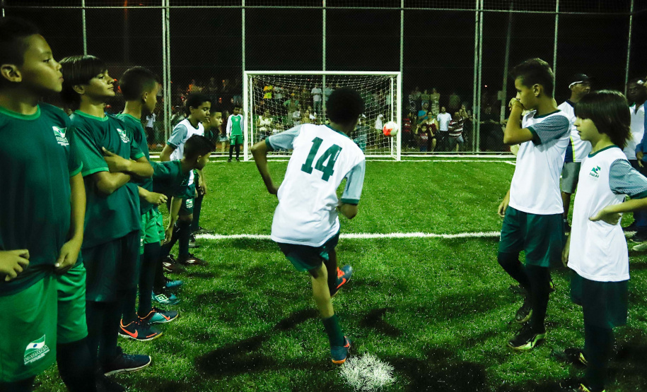 A cidade de Marumbi, no Vale do Ivaí, ganhou uma nova área para esporte e lazer. Neste sábado (12), Dia das Crianças, o governador Carlos Massa Ratinho Junior inaugurou uma unidade do programa Meu Campinho no município. O Governo do Estado investiu R$ 390 mil no espaço, que fica próximo ao conjunto habitacional Ademar Rejani. Além do Meu Campinho, Marumbi também foi a primeira cidade a receber o projeto Cinema na Praça, lançado nesta semana pelo governador.