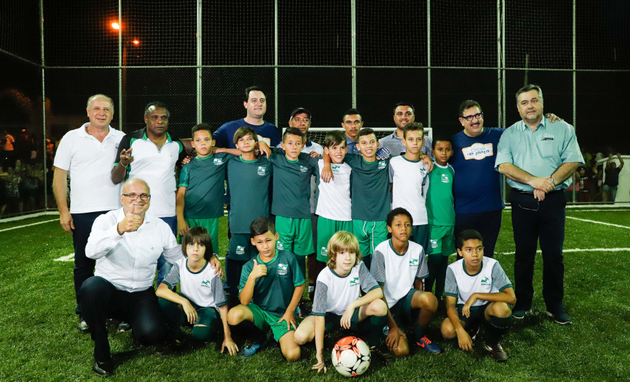 A cidade de Marumbi, no Vale do Ivaí, ganhou uma nova área para esporte e lazer. Neste sábado (12), Dia das Crianças, o governador Carlos Massa Ratinho Junior inaugurou uma unidade do programa Meu Campinho no município. O Governo do Estado investiu R$ 390 mil no espaço, que fica próximo ao conjunto habitacional Ademar Rejani. Além do Meu Campinho, Marumbi também foi a primeira cidade a receber o projeto Cinema na Praça, lançado nesta semana pelo governador.