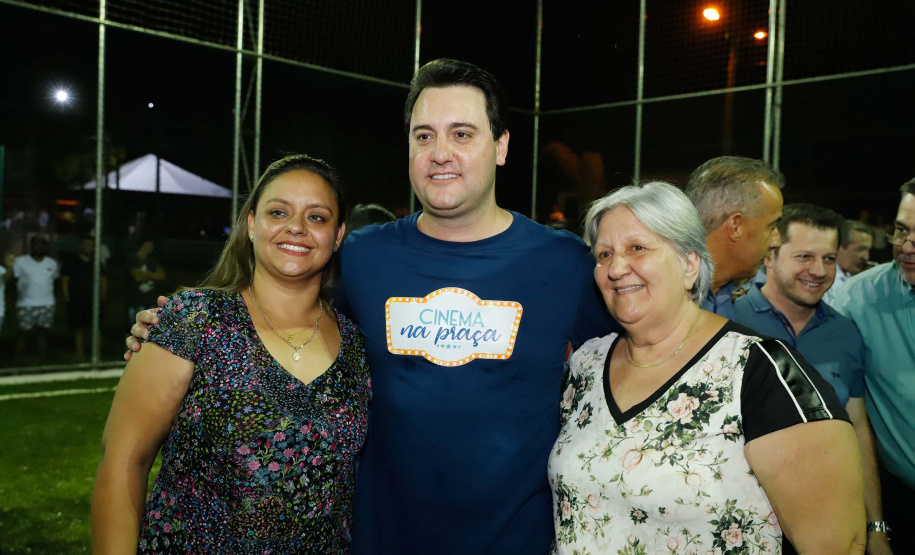 A cidade de Marumbi, no Vale do Ivaí, ganhou uma nova área para esporte e lazer. Neste sábado (12), Dia das Crianças, o governador Carlos Massa Ratinho Junior inaugurou uma unidade do programa Meu Campinho no município. O Governo do Estado investiu R$ 390 mil no espaço, que fica próximo ao conjunto habitacional Ademar Rejani. Além do Meu Campinho, Marumbi também foi a primeira cidade a receber o projeto Cinema na Praça, lançado nesta semana pelo governador.