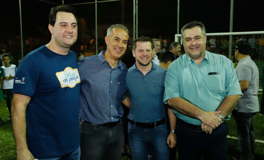 A cidade de Marumbi, no Vale do Ivaí, ganhou uma nova área para esporte e lazer. Neste sábado (12), Dia das Crianças, o governador Carlos Massa Ratinho Junior inaugurou uma unidade do programa Meu Campinho no município. O Governo do Estado investiu R$ 390 mil no espaço, que fica próximo ao conjunto habitacional Ademar Rejani. Além do Meu Campinho, Marumbi também foi a primeira cidade a receber o projeto Cinema na Praça, lançado nesta semana pelo governador.