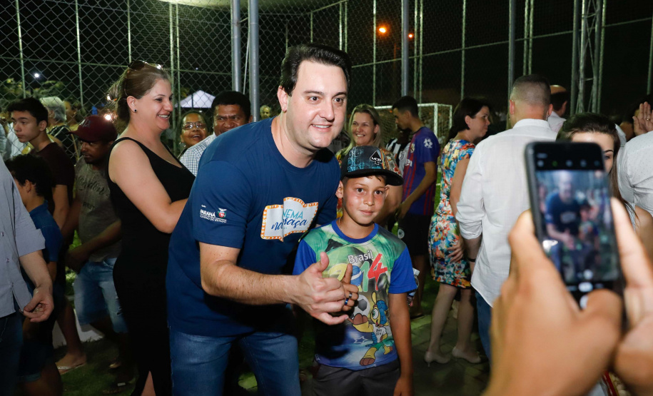 A cidade de Marumbi, no Vale do Ivaí, ganhou uma nova área para esporte e lazer. Neste sábado (12), Dia das Crianças, o governador Carlos Massa Ratinho Junior inaugurou uma unidade do programa Meu Campinho no município. O Governo do Estado investiu R$ 390 mil no espaço, que fica próximo ao conjunto habitacional Ademar Rejani. Além do Meu Campinho, Marumbi também foi a primeira cidade a receber o projeto Cinema na Praça, lançado nesta semana pelo governador.