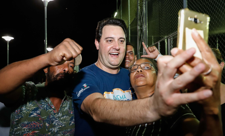 A cidade de Marumbi, no Vale do Ivaí, ganhou uma nova área para esporte e lazer. Neste sábado (12), Dia das Crianças, o governador Carlos Massa Ratinho Junior inaugurou uma unidade do programa Meu Campinho no município. O Governo do Estado investiu R$ 390 mil no espaço, que fica próximo ao conjunto habitacional Ademar Rejani. Além do Meu Campinho, Marumbi também foi a primeira cidade a receber o projeto Cinema na Praça, lançado nesta semana pelo governador.