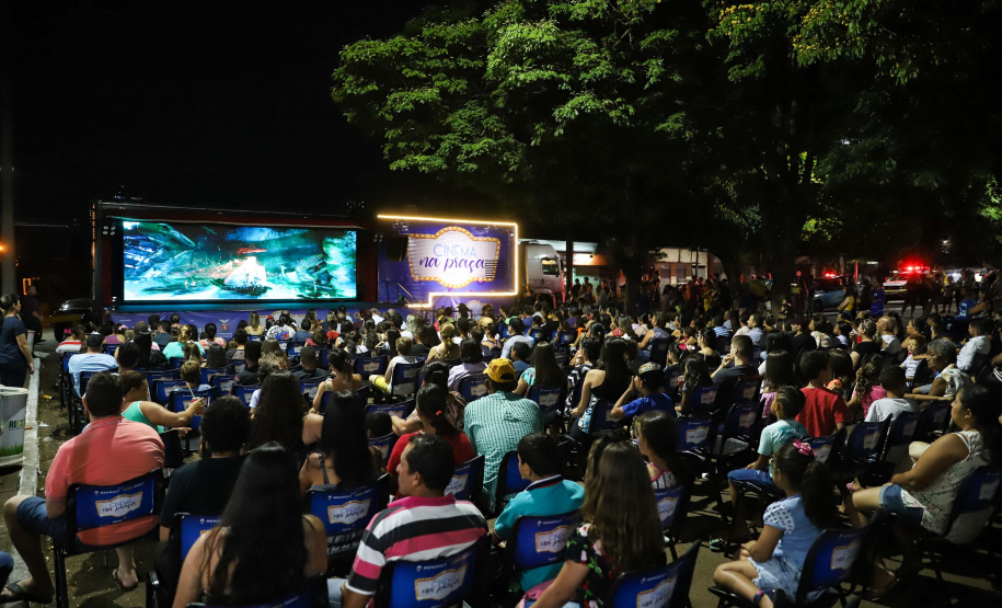 Noite de céu aberto, temperatura próxima a 30ºC e um filme na telona para todos assistirem de graça. O município de Marumbi, no Vale do Ivaí, foi o primeiro a receber o programa Cinema na Praça, uma iniciativa do Governo do Paraná e da Renault do Brasil, que propõe levar diversão e cultura para cidades pequenas que não possuem cinemas de rua ou em centros comerciais.