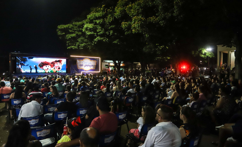 Noite de céu aberto, temperatura próxima a 30ºC e um filme na telona para todos assistirem de graça. O município de Marumbi, no Vale do Ivaí, foi o primeiro a receber o programa Cinema na Praça, uma iniciativa do Governo do Paraná e da Renault do Brasil, que propõe levar diversão e cultura para cidades pequenas que não possuem cinemas de rua ou em centros comerciais.