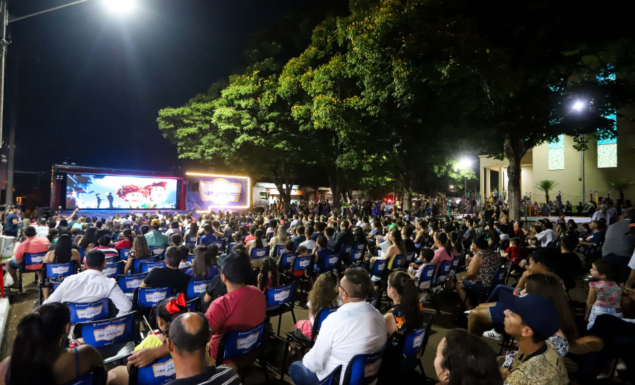 Noite de céu aberto, temperatura próxima a 30ºC e um filme na telona para todos assistirem de graça. O município de Marumbi, no Vale do Ivaí, foi o primeiro a receber o programa Cinema na Praça, uma iniciativa do Governo do Paraná e da Renault do Brasil, que propõe levar diversão e cultura para cidades pequenas que não possuem cinemas de rua ou em centros comerciais.