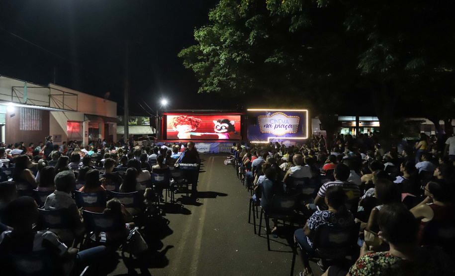 Noite de céu aberto, temperatura próxima a 30ºC e um filme na telona para todos assistirem de graça. O município de Marumbi, no Vale do Ivaí, foi o primeiro a receber o programa Cinema na Praça, uma iniciativa do Governo do Paraná e da Renault do Brasil, que propõe levar diversão e cultura para cidades pequenas que não possuem cinemas de rua ou em centros comerciais.