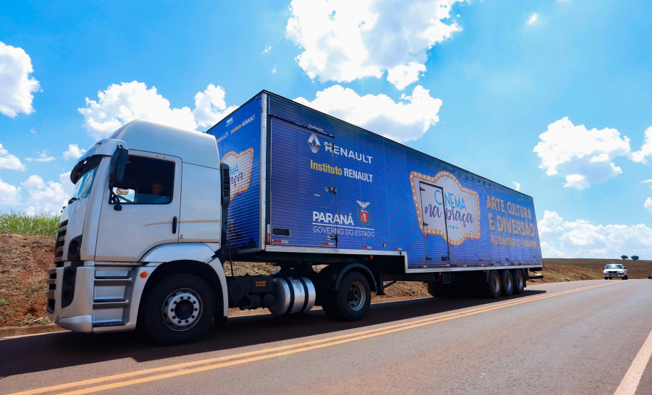 Noite de céu aberto, temperatura próxima a 30ºC e um filme na telona para todos assistirem de graça. O município de Marumbi, no Vale do Ivaí, foi o primeiro a receber o programa Cinema na Praça, uma iniciativa do Governo do Paraná e da Renault do Brasil, que propõe levar diversão e cultura para cidades pequenas que não possuem cinemas de rua ou em centros comerciais.