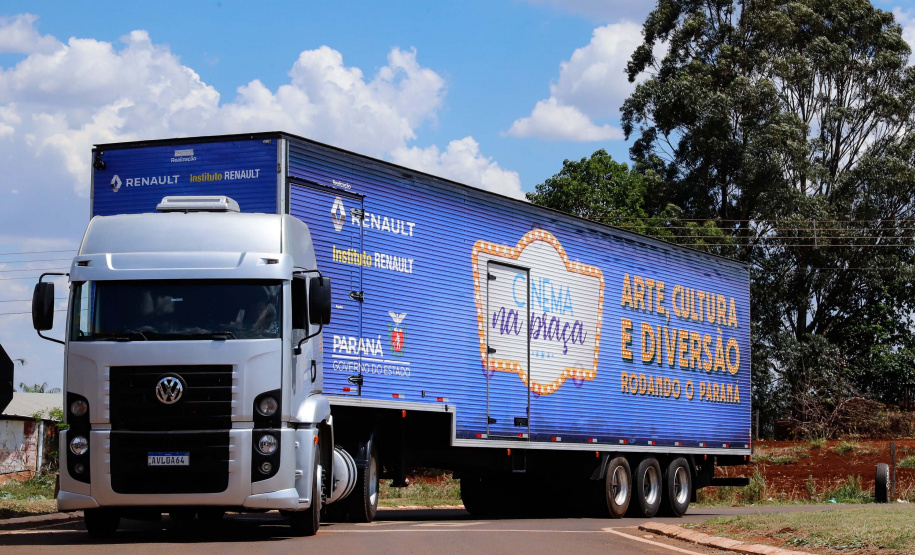 Noite de céu aberto, temperatura próxima a 30ºC e um filme na telona para todos assistirem de graça. O município de Marumbi, no Vale do Ivaí, foi o primeiro a receber o programa Cinema na Praça, uma iniciativa do Governo do Paraná e da Renault do Brasil, que propõe levar diversão e cultura para cidades pequenas que não possuem cinemas de rua ou em centros comerciais.