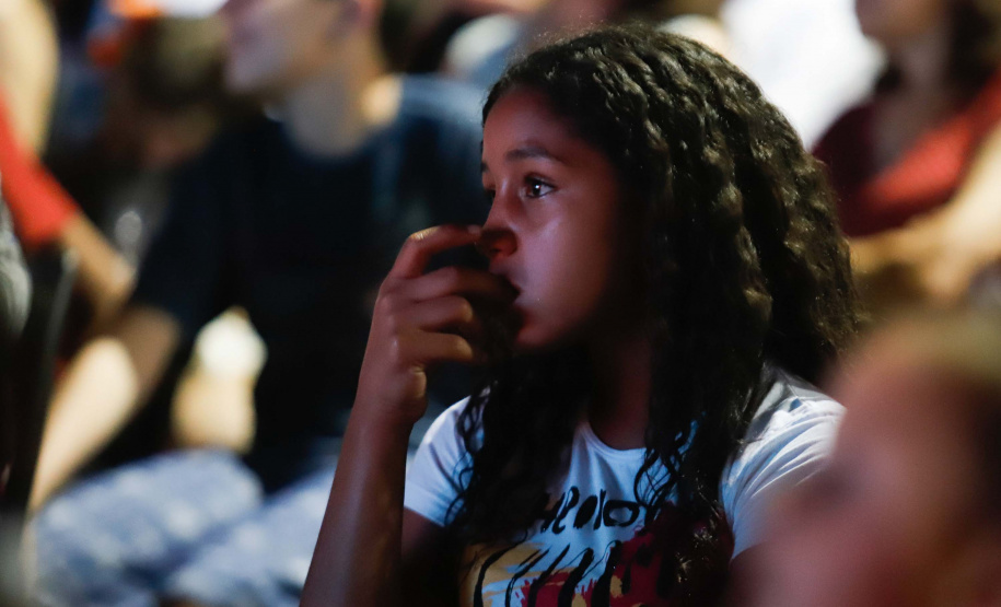 Noite de céu aberto, temperatura próxima a 30ºC e um filme na telona para todos assistirem de graça. O município de Marumbi, no Vale do Ivaí, foi o primeiro a receber o programa Cinema na Praça, uma iniciativa do Governo do Paraná e da Renault do Brasil, que propõe levar diversão e cultura para cidades pequenas que não possuem cinemas de rua ou em centros comerciais.